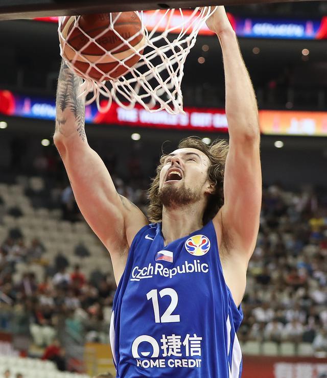 捷克篮球联赛：布拉格绝地逆袭，加冕冠军