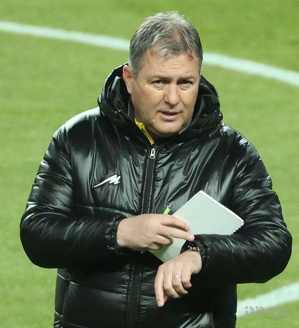 伊朗球队表现平平，难以保住小组头名的简单介绍