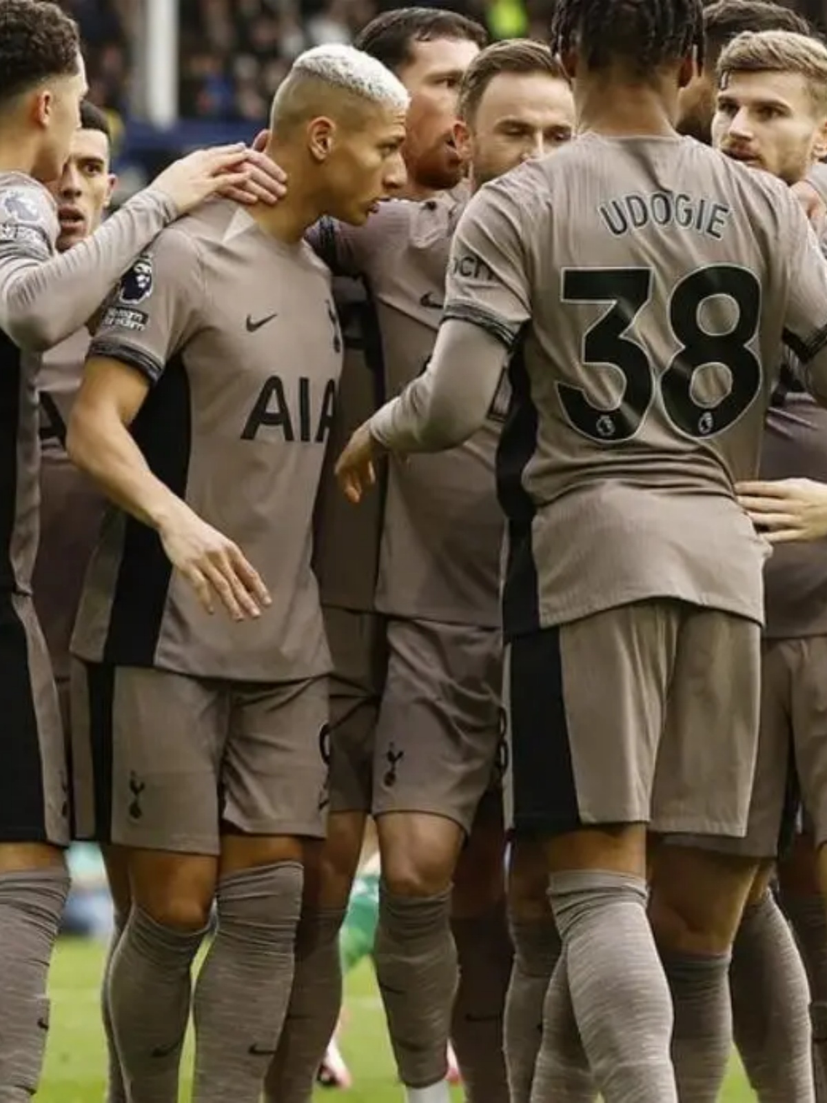 包含热刺艰难逼平对手，争冠形势逐渐慢慢稳定的词条