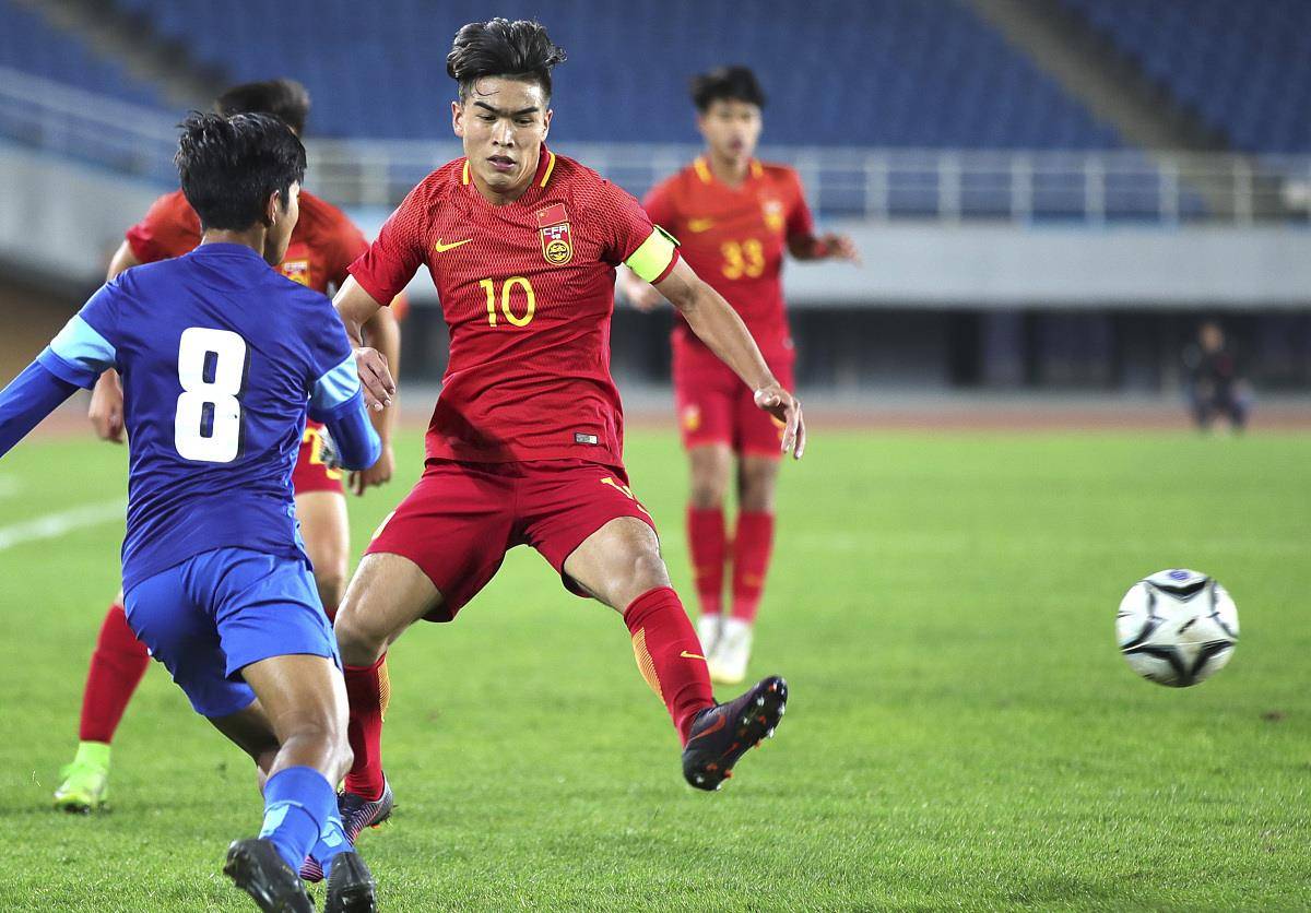 包含瑞典队轻取波兰队，奥恰洛夫关键制胜的词条